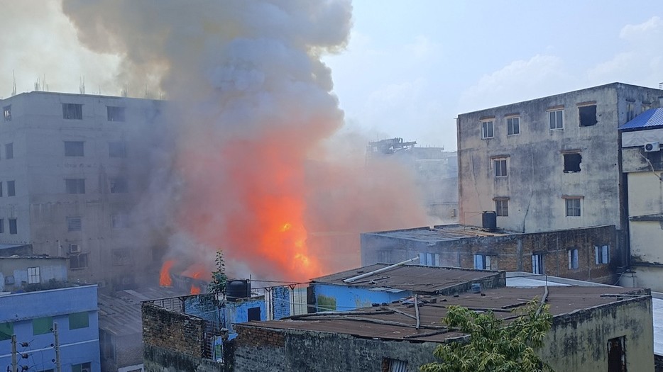 মিরপুরে পোশাক কারখানা ও কেমিক্যাল গুদামে আগুনে দগ্ধ হয়ে নিহত ৫